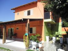 Sobrado alto com excelente localização