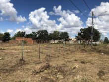 Linda área de esquina no começo do bairro