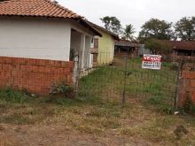 Terreno com 2 casas pequenas