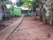 Com casa simples com terreno amplo