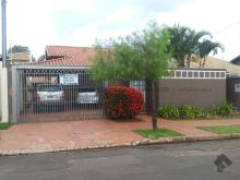 Casa com piscina e churrasqueira