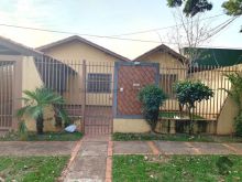 Excelente casa térrea em frente a praça