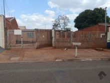 Terreno murado com pequena construção