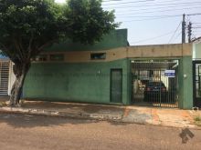 Casa térrea com salão comercial