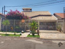 Sobrado com mezanino em frente a praça