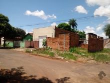 Terreno grande de esquina com asfalto