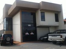 Prédio comercial na avenida principal