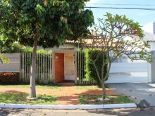 Casa com fino acabamento e muito espaço