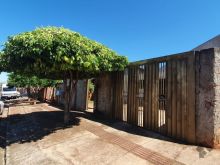 Aceita permuta em casa de esquina com terreno amplo