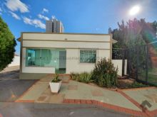 Imóvel com dois estacionamentos