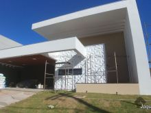 Linda casa com 3 suítes mais escritório e piscina