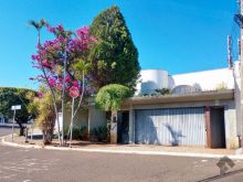 Casa de esquina com rua Rodolfo Jose Pinho