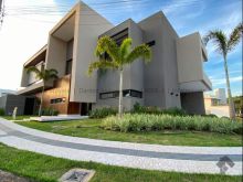 Sobrado de esquina imponente