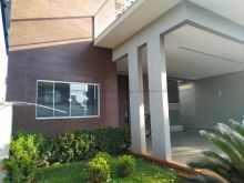 Sobrado luxoso em condomínio fechado