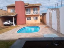 Área de lazer com piscina