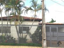 Casa com piscina em condomínio