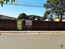 Terreno grande meio de quadra com asfalto