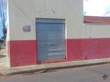 Salão comercial em frente a praça - com uma casa