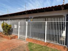 Casa espaçosa de esquina