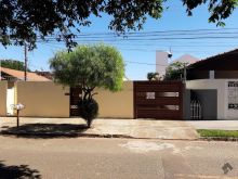 Casa térrea com duas kitnets