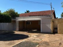 Casa boa em um bairro residencial tranquilo