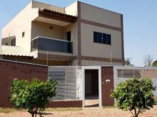 Sobrado com terreno amplo nos fundos