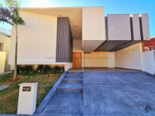 Casa térrea com arquitetura moderna e beleza ímpar