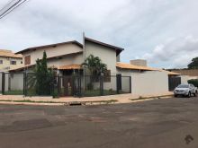 Sobrado de esquina - rico em madeiramento nobre