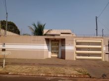 Casa bem localizada - 1 suíte mais 2 quartos