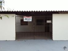 Casa com quintal e 3 quartos