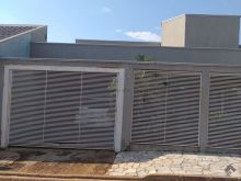 Belíssima casa com janelas estilo colonial