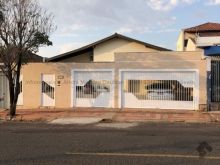 Casa espaçosa e bem dividida com piscina