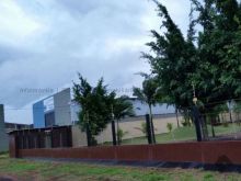 Galpão com estacionamento e escritório