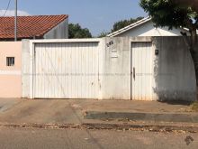 Casa com muito verde e piscina