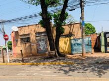 Sob esquina com avenida Dolor Ferreira Andrade