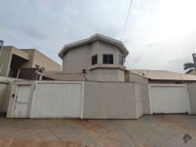 Lindo sobrado com ótima localização