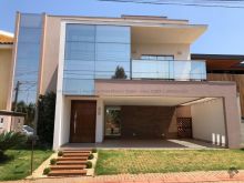 Sobrado em frente a praça - aceita permuta