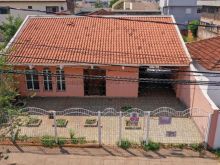 Casa grande em área comercial e residencial