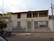 Casa grande com piscina