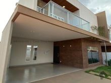 Com armários e ar condicionado novo