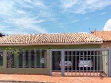 3 apartamentos mais 2 quartos nos fundos