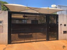 Casa térrea com 3 quartos e terreno no fundo