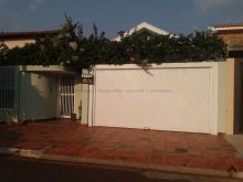 Ótima casa repaginada com 2 suítes 2 quartos e piscina