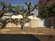 Casa com boa localização - 03 quartos e 02 salas