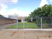 Com amplo terreno e cômodos amplos