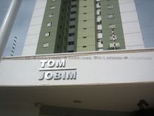 Ao lado Shopping Campo Grande com escadaria para acesso