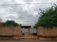 Terreno grande com 2 kitnets no Jardim Batistão