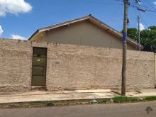 Casa de esquina com piscina