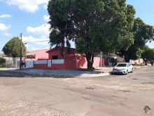 Lote de esquina com 3 casas