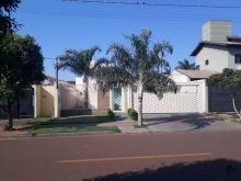 Casa com 04 quartos sendo 03 suítes